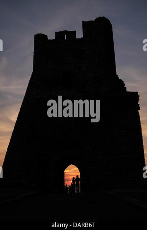 Aberystwyth Wales UK, mercoledì 17 luglio 2013. Le rovine di una torre di Aberystwyth Castle , su Cardigan Bay sulla costa occidentale del Galles UK, stagliano contro il sole di setting alla fine di un altro caldo secco giornata di sole la magia di alta pressione, con fine secco sole e temperature nella media-alta 20's celsius, è impostata per continuare per una settimana o dieci giorni, segnando il più lungo periodo di buona estate meteo nel Regno Unito per molti anni. Photo credit: keith morris/Alamy Live News Foto Stock