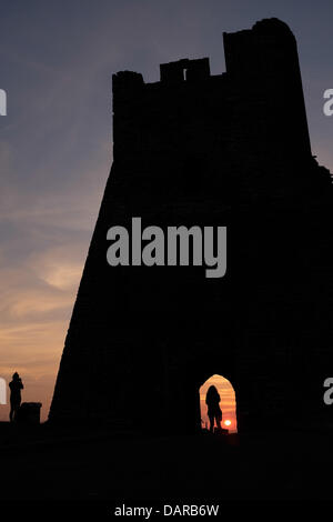 Aberystwyth Wales UK, mercoledì 17 luglio 2013. Le rovine di una torre di Aberystwyth Castle , su Cardigan Bay sulla costa occidentale del Galles UK, stagliano contro il sole di setting alla fine di un altro caldo secco giornata di sole la magia di alta pressione, con fine secco sole e temperature nella media-alta 20's celsius, è impostata per continuare per una settimana o dieci giorni, segnando il più lungo periodo di buona estate meteo nel Regno Unito per molti anni. Photo credit: keith morris/Alamy Live News Foto Stock