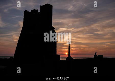 Aberystwyth Wales UK, mercoledì 17 luglio 2013. Il Memoriale di guerra e le rovine di una torre di Aberystwyth Castle , su Cardigan Bay sulla costa occidentale del Galles UK, stagliano contro il sole di setting alla fine di un altro caldo secco giornata di sole la magia di alta pressione, con fine secco sole e temperature nella media-alta 20's celsius, è impostata per continuare per una settimana o dieci giorni, segnando il più lungo periodo di buona estate meteo nel Regno Unito per molti anni. Photo credit: keith morris/Alamy Live News Foto Stock