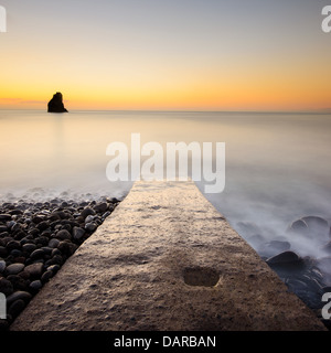 Jetty e nebbioso seascape, Funchal, Madeira, Portogallo Foto Stock