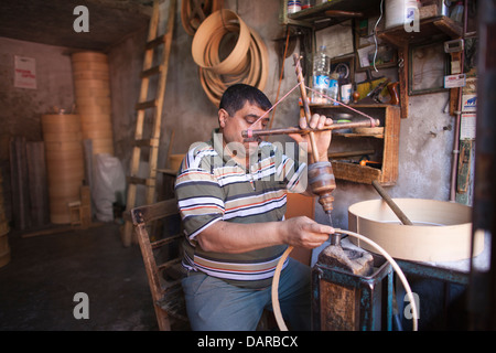 Uomo che utilizza strumenti tradizionali a Bakircilar Carsisi, storico mercato di Gaziantep, Turchia Foto Stock