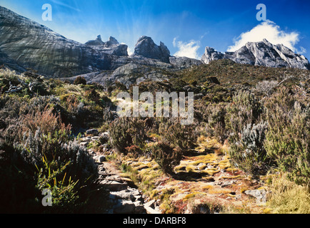 Vista verso il vertice dal di sotto del Laban Rata Resthouse a 3270 metri, Kinabalu National Park, Sabah, Malaysia orientale. Foto Stock