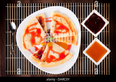 Gustosi Pancake fatti in casa con confettura di frutta Foto Stock