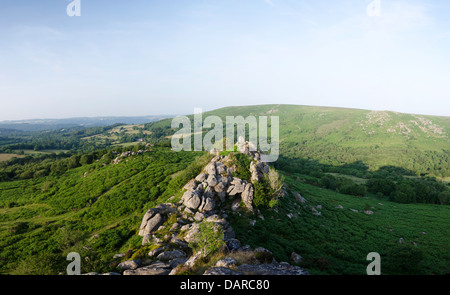 Panorama di rocce granitiche tra Hound Tor e Haytor nel Parco Nazionale di Dartmoor, Devon Foto Stock