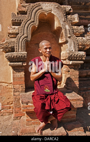 Giovane monaco buddista a rovina del Tempio Sulamani a Bagan. Foto Stock