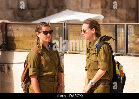 Israele Gerusalemme vecchia città pianto Muro occidentale ha Kotel Plaza 2 due Pretty girl IDF soldati in uniforme e occhiali da sole scene di strada Foto Stock