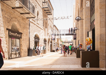 Israele Gerusalemme Alrov Mamilla Avenue Mall pedonale per lo shopping di lusso street lane negozi designer boutique memorizza un ponte pedonale di ponti Foto Stock