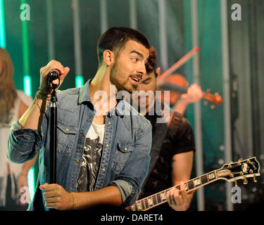 Toronto, Canada. Luglio 17, 2013. American pop rock band JONAS BROTHERS apparizione televisiva su tanta musica live a molto. Nella foto, Joe Jonas. Credito: EXImages/Alamy Live News Foto Stock