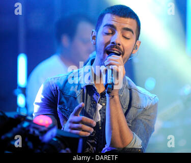 Toronto, Canada. Luglio 17, 2013. American pop rock band JONAS BROTHERS apparizione televisiva su tanta musica live a molto. Nella foto, Joe Jonas. Credito: EXImages/Alamy Live News Foto Stock