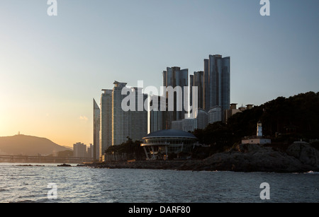 Isola Dongbaekseom, APEC House, grattacieli e Gwangan Bridge visto dal mare. L'alta sorge includono Parth Hyatt Busan. Foto Stock