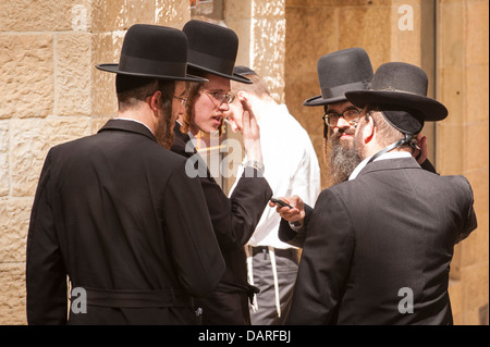 Israele Gerusalemme vecchia città black hat gruppo di ultra ortodosso uomini ebraico Chabad Lubavitch Hasidic ciuffi payot payos Foto Stock