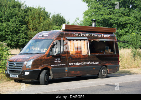 Rico's Pizza Shack pizza stradale van vendita di autentica pizze cotte nel forno a legna. Oxfordshire, Regno Unito, 2013. Foto Stock