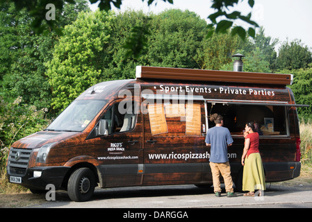 Rico's Pizza Shack pizza stradale van vendita di autentica pizze cotte nel forno a legna. Oxfordshire, Regno Unito, 2013. Foto Stock