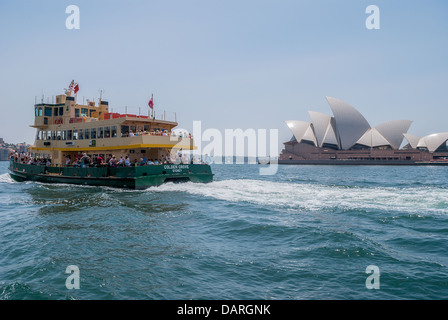 Traghetti passano dal maestoso Sydney Opera House di occupato il Porto di Sydney. Foto Stock