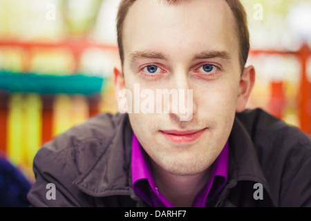 In primo piano di una giovane Blue-eyed Man Foto Stock