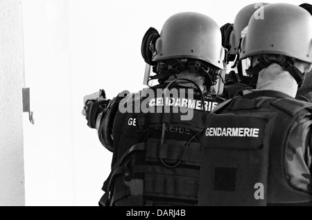 Il GPI (Gruppo plotone di intervento) della polizia Reunion Island, durante un periodo di inchiesta in un edificio abbandonato Foto Stock