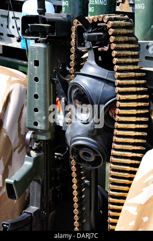Mitragliatrice bullet cinghia e maschera a gas appesa in un veicolo blindato. Foto Stock