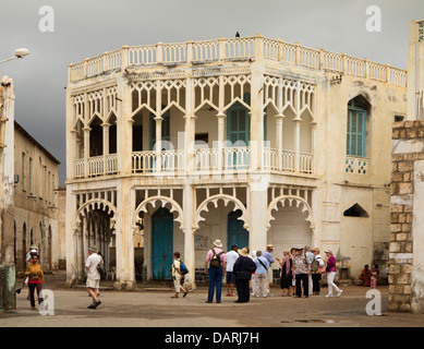 Africa, Eritrea, Massaua, Città Vecchia, gruppo di passeggeri delle navi da crociera al di fuori ottomano edificio di architettura Foto Stock