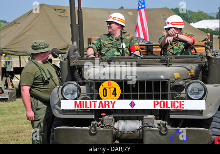 American Polizia Militare in jeep. Guerra e Pace Rinascita, luglio 2013. Folkestone Racecourse, Kent, Inghilterra, Regno Unito. Foto Stock