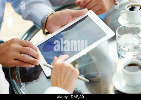 La gente di affari riunione per discutere la situazione sul mercato Foto Stock