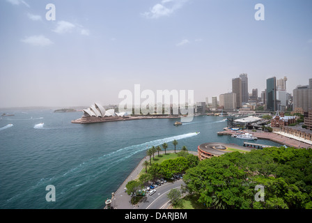 Traghetti passano dal maestoso Sydney Opera House di occupato il Porto di Sydney. Foto Stock