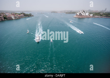 Traghetti passano dal maestoso Sydney Opera House di occupato il Porto di Sydney. Foto Stock