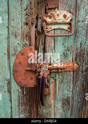 Africa, Eritrea, Massaua, Città Vecchia, arrugginimento bullone sul vecchio dipinto di verde porta di casa Foto Stock