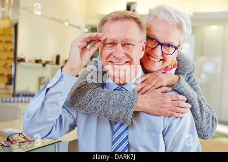 Felice coppia senior con nuovi occhiali a ottico retail store Foto Stock