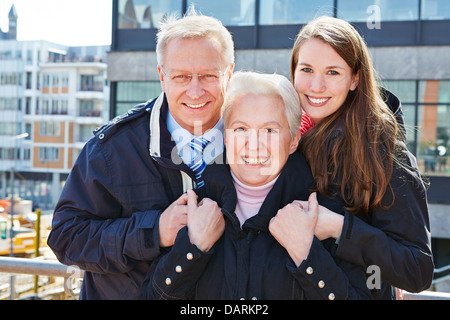 Felice famiglia senior all'aperto in una città Foto Stock