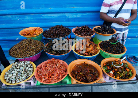 Insetti, serpenti, gamberetti e uova in vendita in una stalla all'aperto sul fiume, Phnom Penh, Cambogia, Indochina. Credito: Kraig Lieb Foto Stock