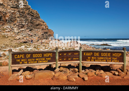 Segno Capo di Buona Speranza nella parte anteriore delle rocce e dell'Oceano Atlantico, Cape Town, Western Cape, Sud Africa Foto Stock