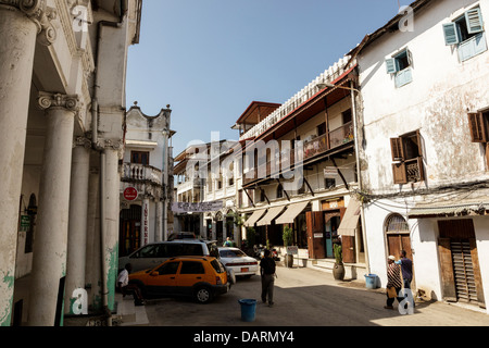 Africa, della Tanzania, Zanzibar, Stone Town. Colpo di storici edifici di pietra e negozi lungo la strada. Foto Stock