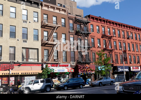 Appartamento colorati edifici con fuoco sfugge nella città di New York Foto Stock