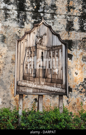 Africa, della Tanzania, Zanzibar, Stone Town. Close-up shot di legno scolpito segno presso la Old Fort (Ngome Kongwe in Swahili). Foto Stock