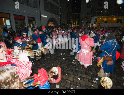 L'Europa, la Svizzera, Lucerna, Fasnact carnevale di primavera, Morgenstraich sfilata mattina Foto Stock