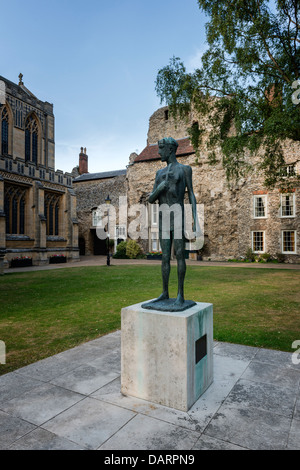 Statua di St Edmund nel grande cortile all Abbazia di Bury St Edmunds Foto Stock