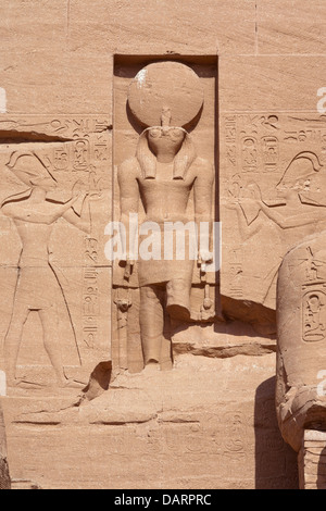 La stragrande Sun tempio di Abu Simbel costruito da Ramesse II, il sito patrimonio mondiale dell'UNESCO, lago Nasser, a sud di Aswan, Alto Egitto Foto Stock