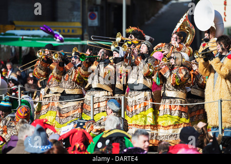 L'Europa, Svizzera Vallese, Monthey, molla Fasnact sfilata di carnevale, brass band Foto Stock