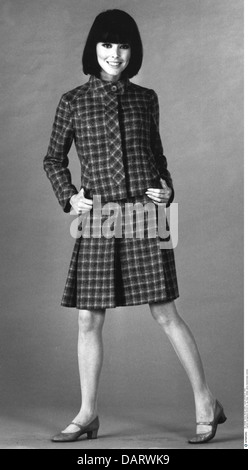 Moda, anni '60, moda donna, streetwear, modello che indossa tuta da donna controllata, Additional-Rights-Clearences-non disponibile Foto Stock