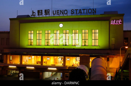 Stazione di Ueno di sera Foto Stock