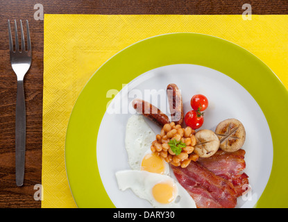 La completa prima colazione inglese fatta con uova di quaglia Foto Stock