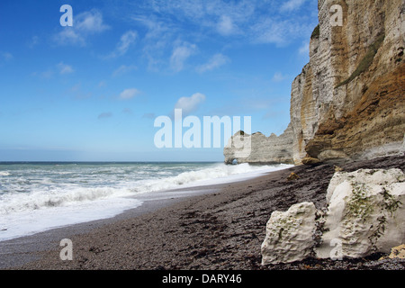 Etretat, roccia naturale arch meraviglia, Cliff e spiaggia. La Normandia, Francia. Foto Stock