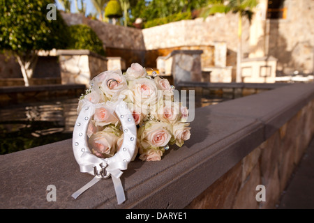 Bouquet nuziale con gli anelli di nozze e fortunato a ferro di cavallo Foto Stock