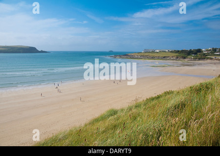 Daymer Bay, la spiaggia di sabbia con pendenza inferiore del grassy Brea Hill come primo piano. Estuario del cammello, Cornwall, Inghilterra, Regno Unito. Foto Stock