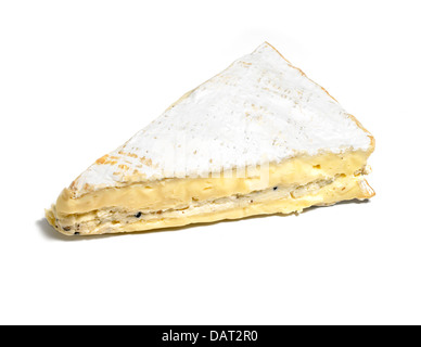 Pezzo di formaggio tagliati su sfondo bianco Foto Stock