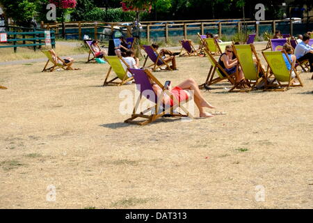 Londra, Regno Unito. Il 18 luglio 2013. Ondata di caldo a Londra , erba secca Credito: Rachel Megawhat/Alamy Live News Foto Stock