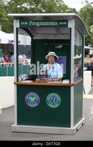 Venditore di programma a Wimbledon Tennis Championships 2013 Foto Stock