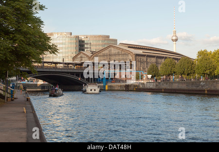 Fiume Sprea e la stazione Friedrichstrasse, Berlino, Germania Foto Stock