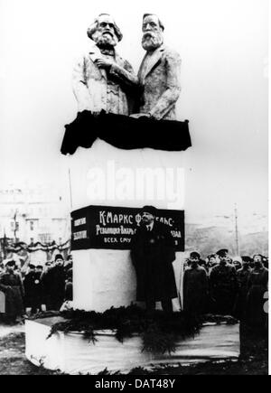 Lenin (Vladimir Ilyich Ulyanov), 22.4.1870 - 21.1.1924, politico russo, mezza lunghezza, discorso alla copertura del monumento provvisorio per Karl Marx e Friedrich Engels, Mosca, 1918, Foto Stock