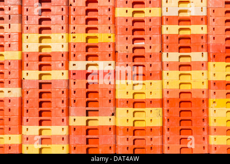 Sfondo colorato di accatastati cassette in plastica Foto Stock